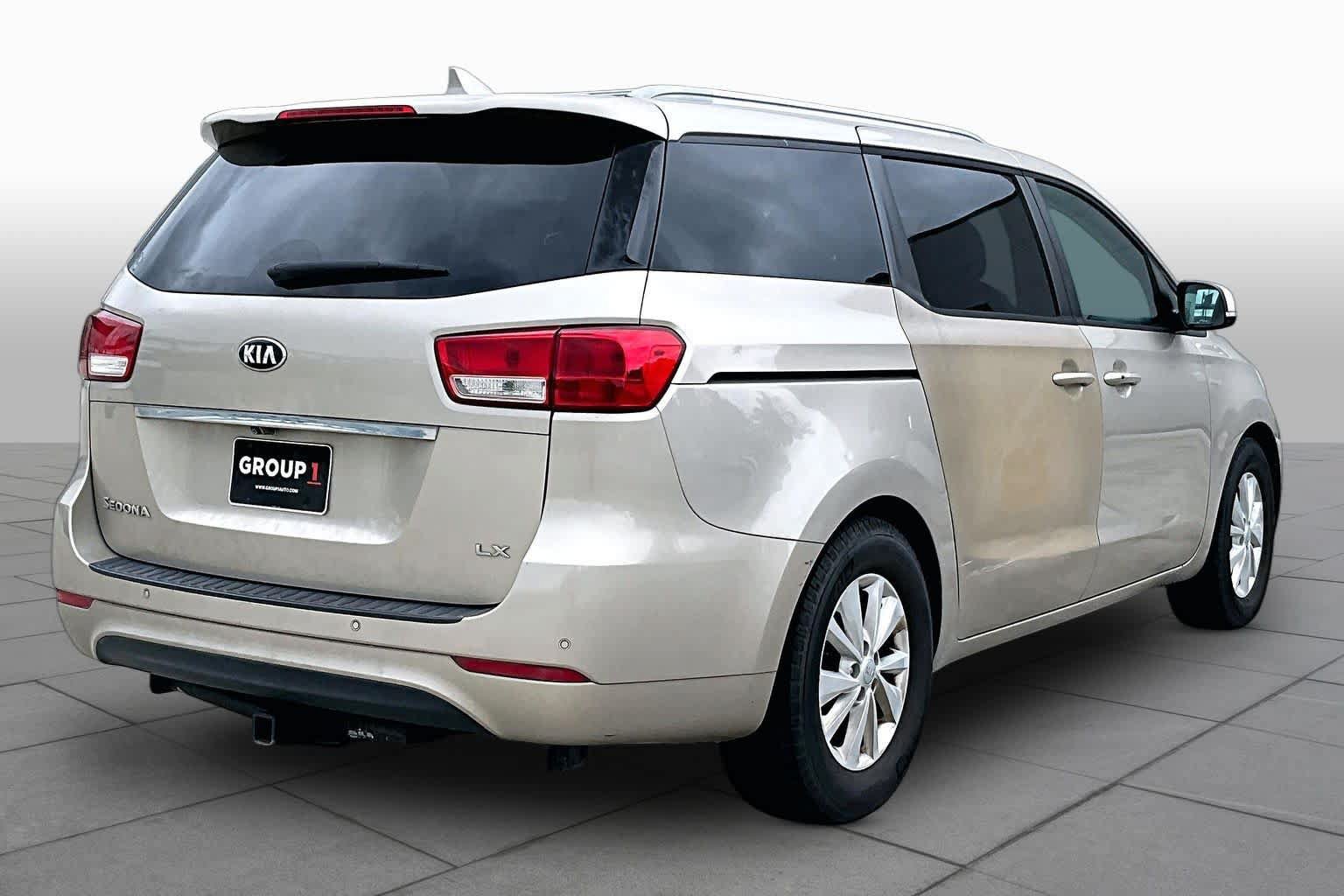 Used 2017 Kia Sedona LX w/ LX Essentials Premium Package FWD image 10