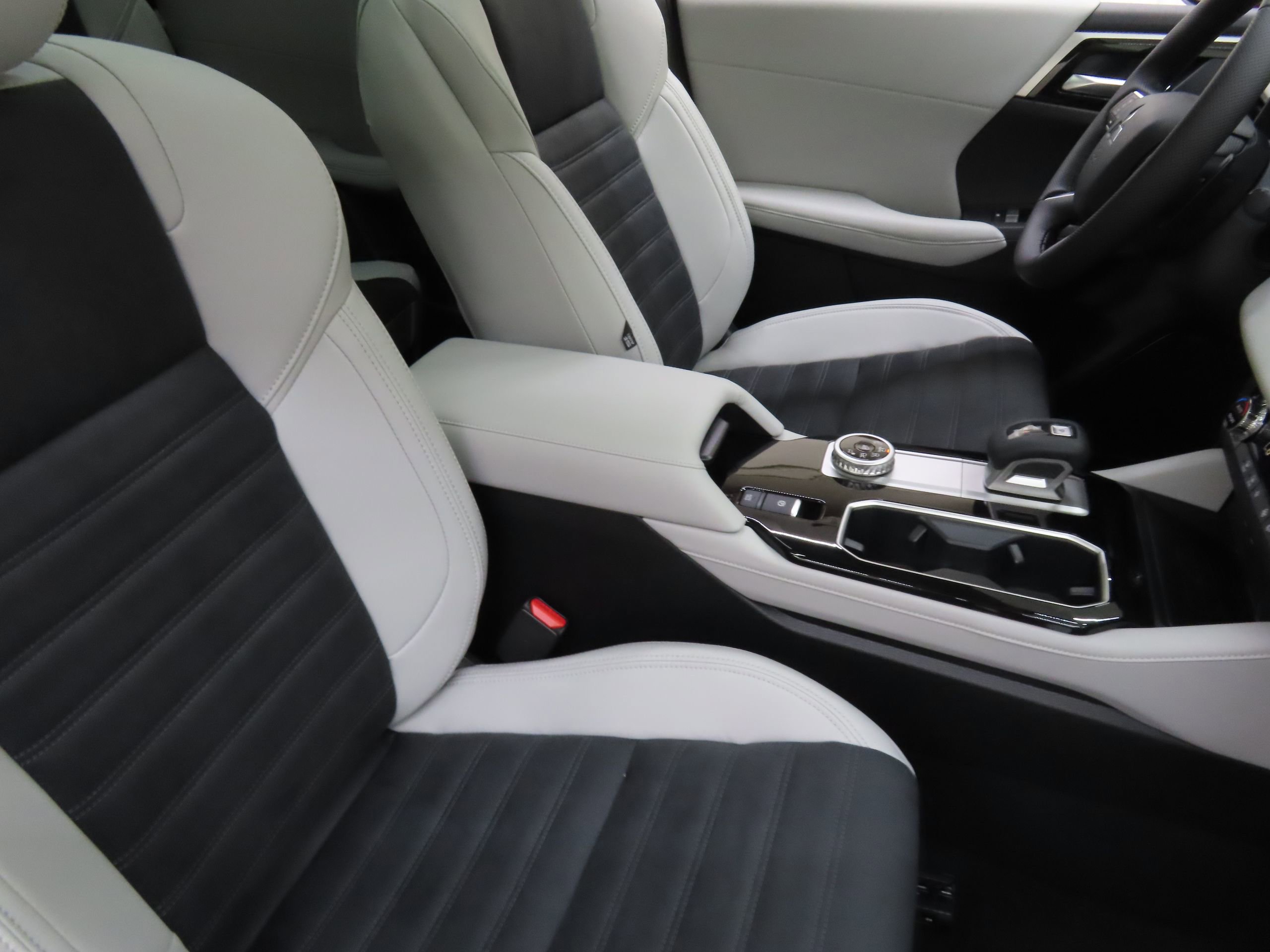 New 2025 Mitsubishi Outlander SE image 26