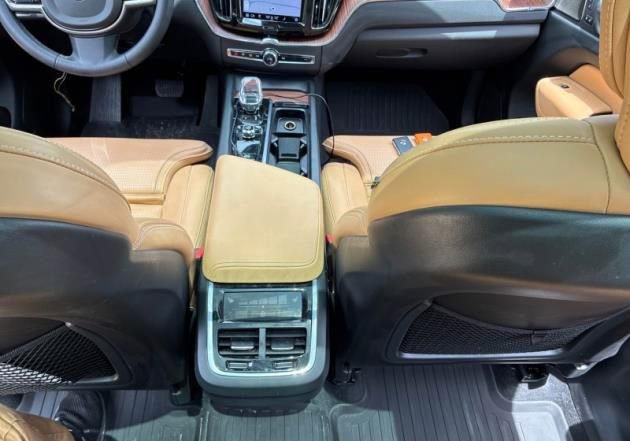 Used 2023 Volvo XC60 B5 Ultimate w/ Climate Package FWD image 25