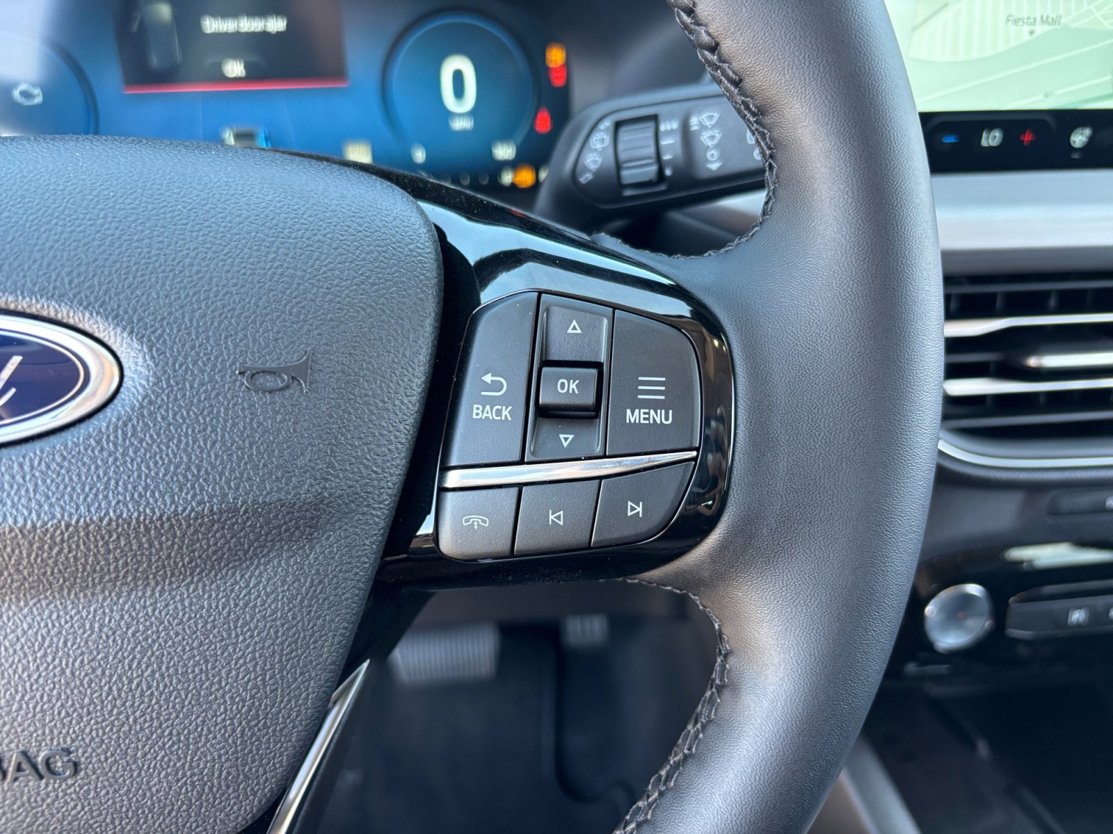 New 2025 Ford Escape SE w/ PHEV Premium Package FWD image 32