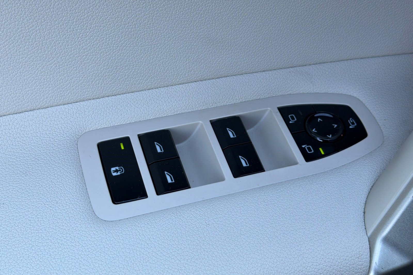 Used 2023 BMW iX xDrive50 w/ Premium Package image 13