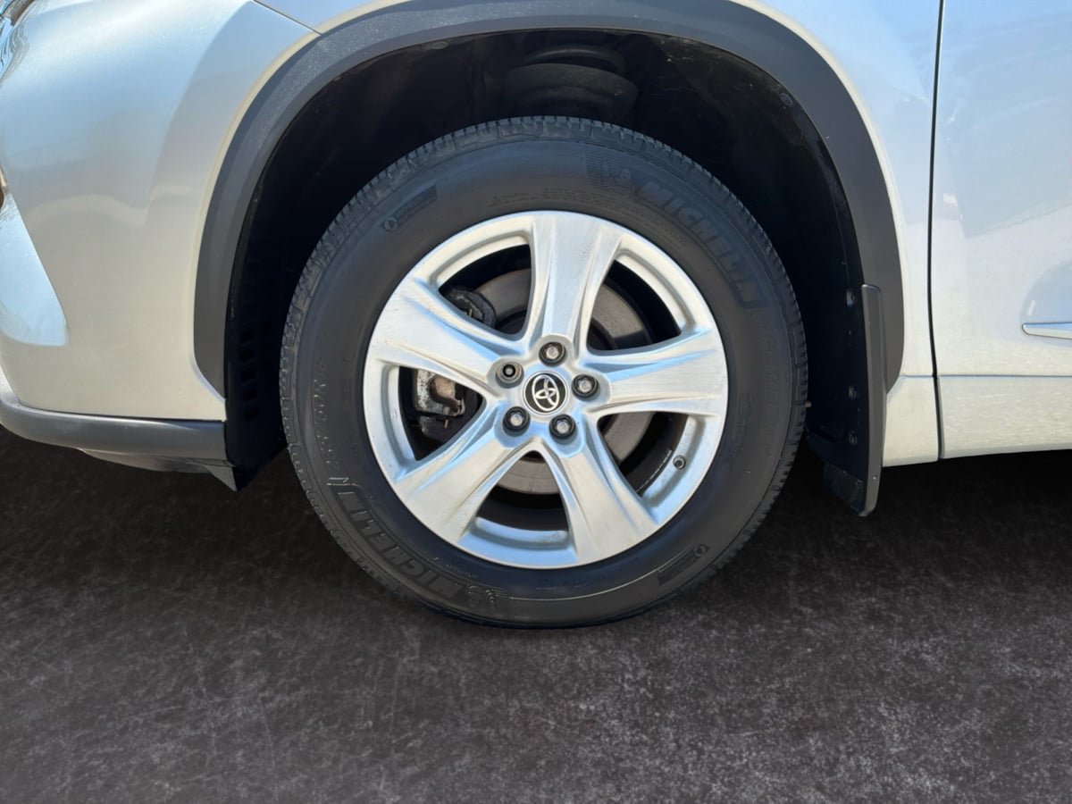 Used 2022 Toyota Highlander LE AWD/4WD image 9