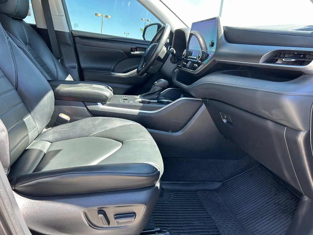 Used 2023 Toyota Highlander XLE FWD image 30