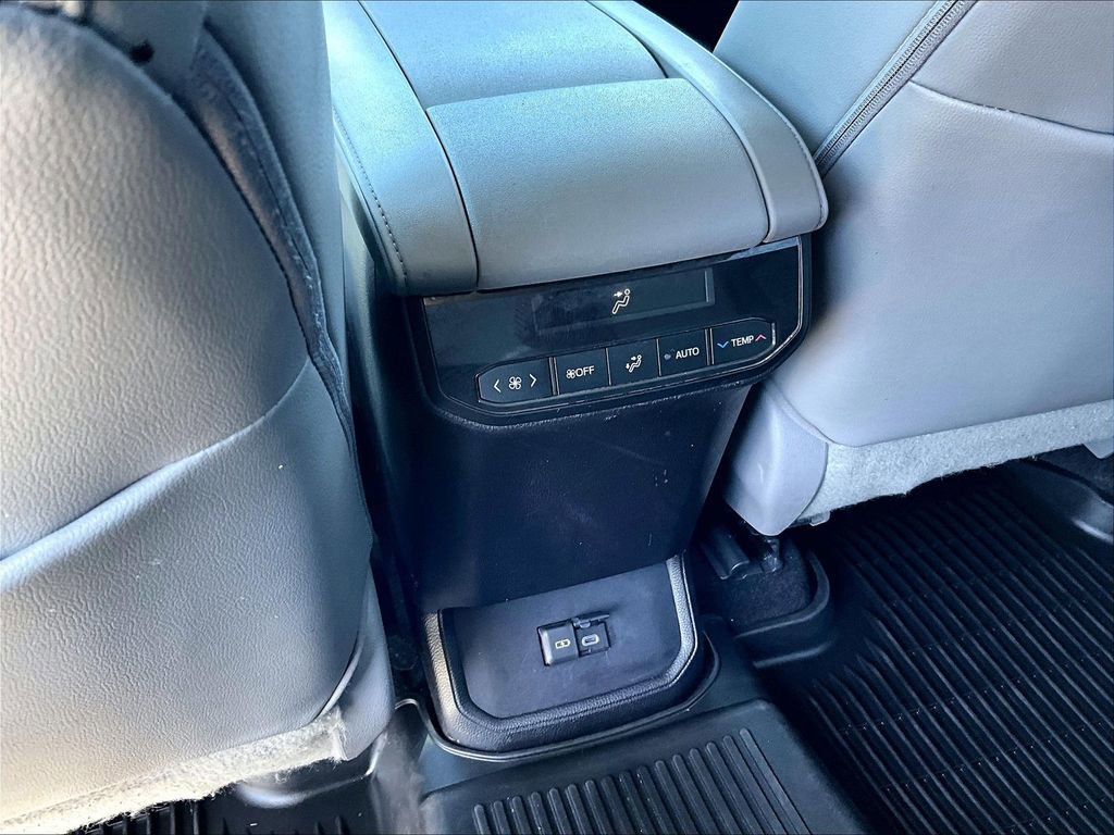 Used 2023 Toyota Highlander XLE AWD/4WD image 29