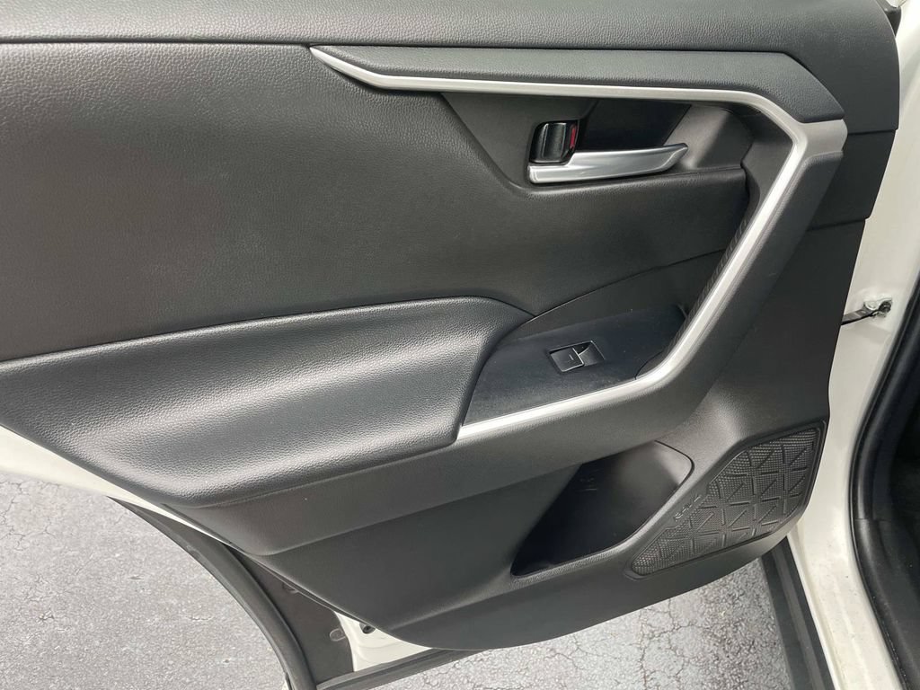 Used 2022 Toyota RAV4 XLE w/ Convenience Package FWD image 13