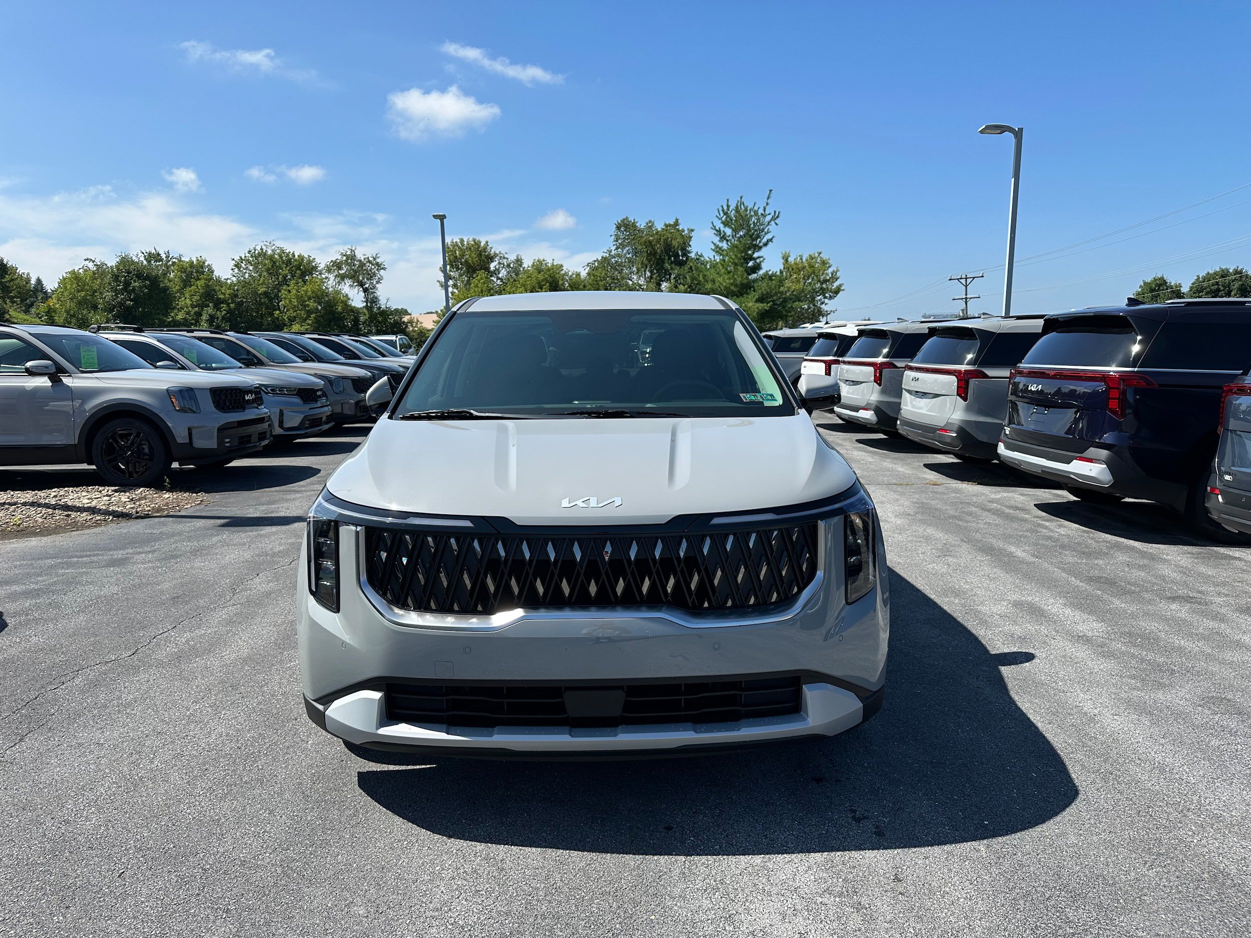 New 2027 Kia Carnival FWD image 2