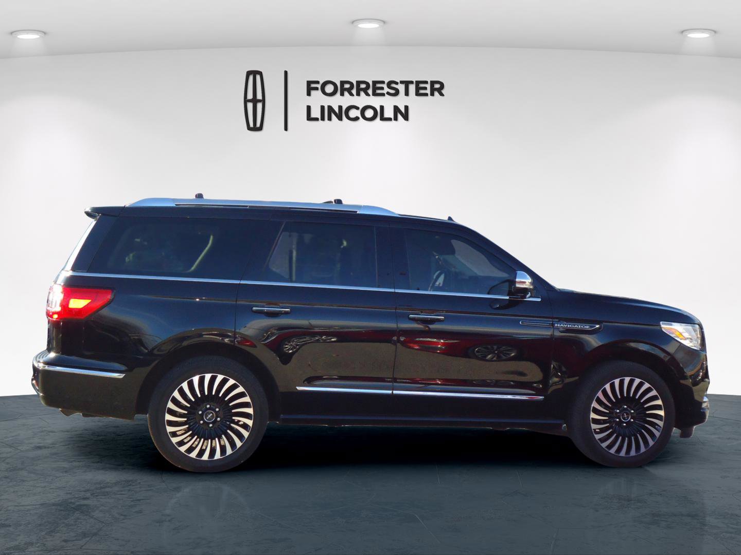 Used 2020 Lincoln Navigator Black Label w/ Cargo Convenience Package AWD/4WD image 2