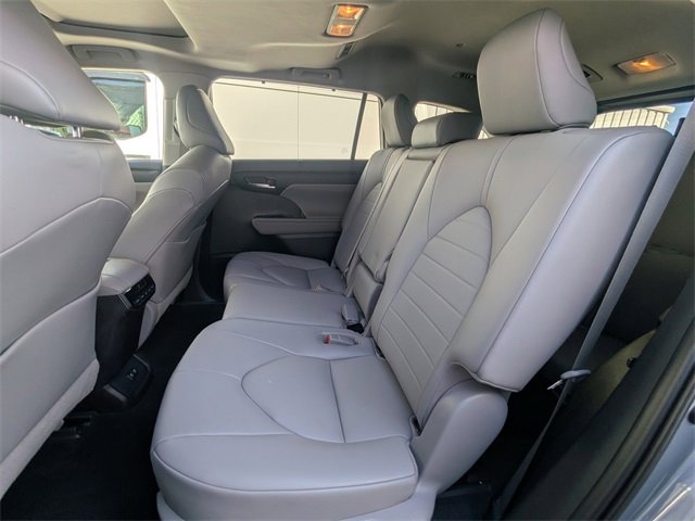 Used 2020 Toyota Highlander XLE image 17