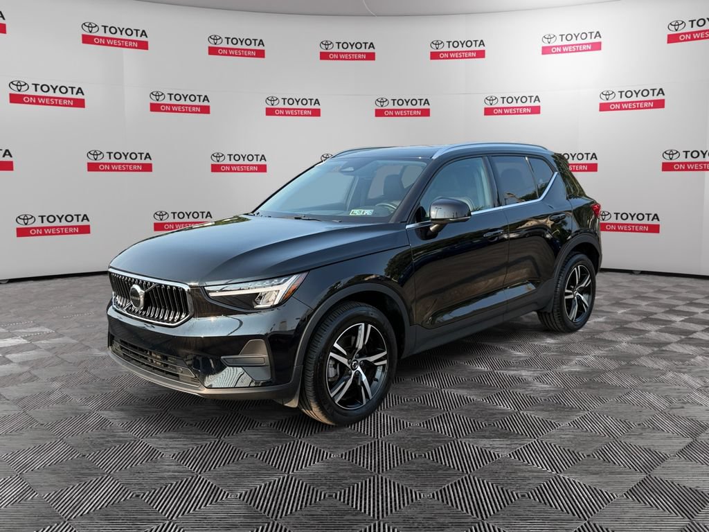 Used 2025 Volvo XC40 B5 Core AWD/4WD image 1