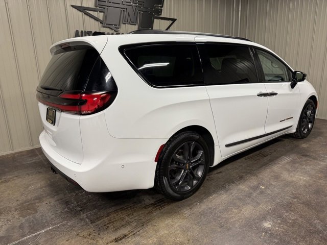Used 2024 Chrysler Pacifica Touring-L w/ Road Tripper Package image 8