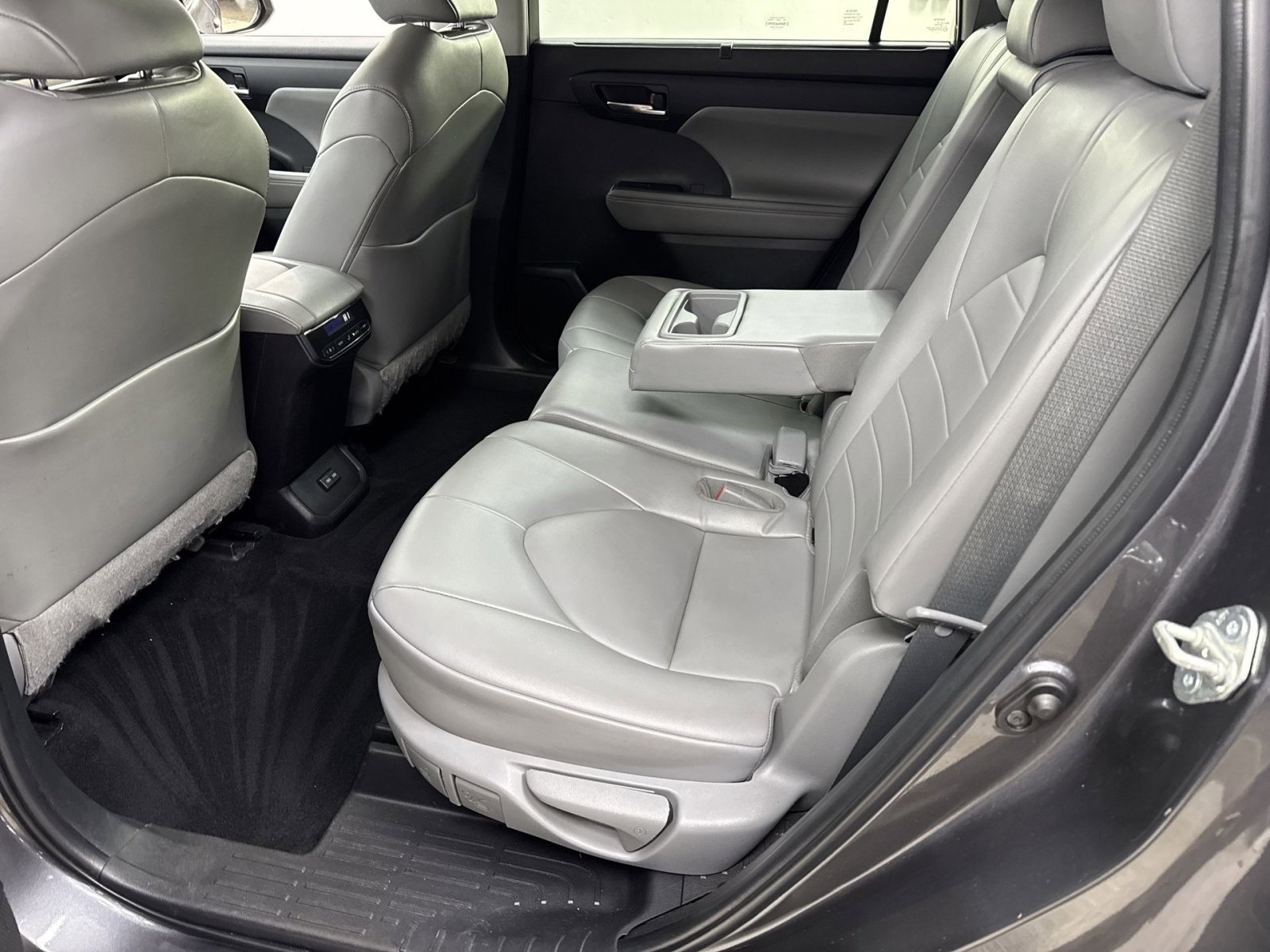 Used 2022 Toyota Highlander XLE FWD image 37