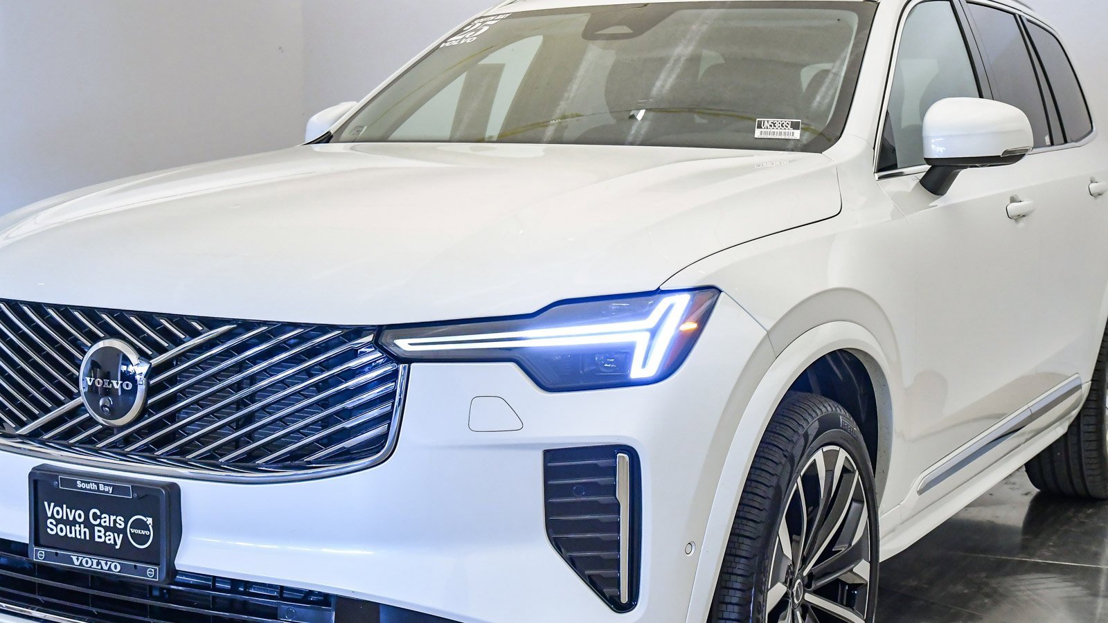 Certified 2025 Volvo XC90 B6 Plus w/ Protection Package Premier image 9