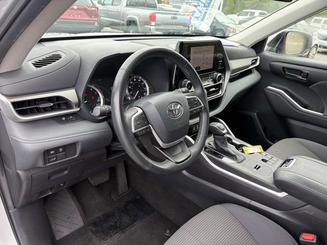 Certified 2025 Toyota Highlander LE FWD image 12