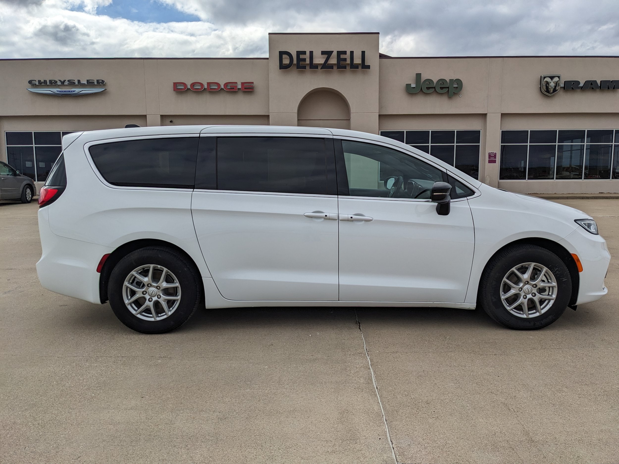 Used 2026 Chrysler Pacifica Select