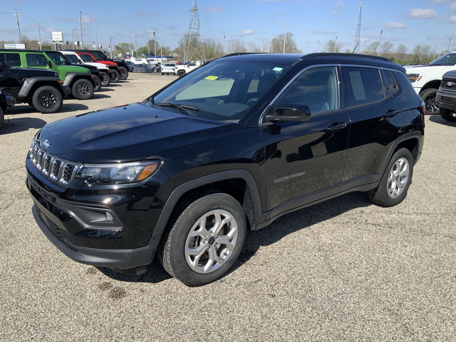 Used 2025 Jeep Compass Latitude w/ Sun & Sound Group AWD/4WD image 4