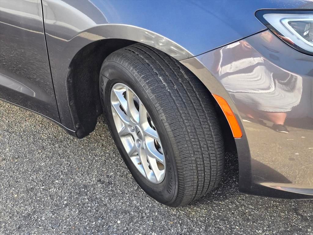 Used 2023 Chrysler Pacifica Touring-L image 19