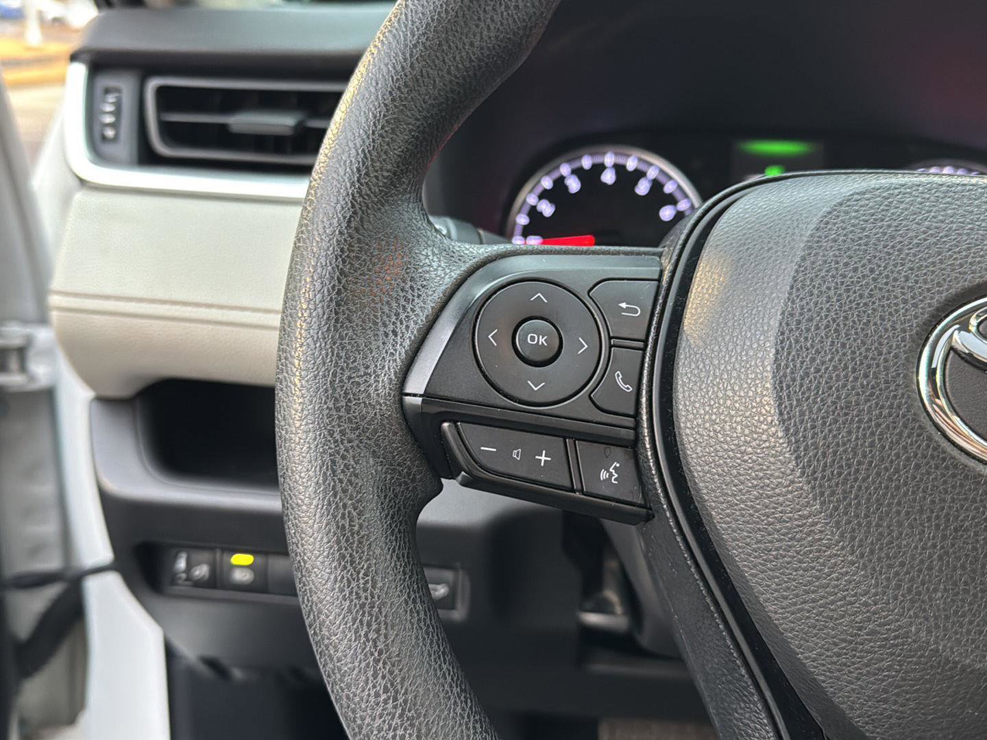 Used 2019 Toyota RAV4 XLE image 18