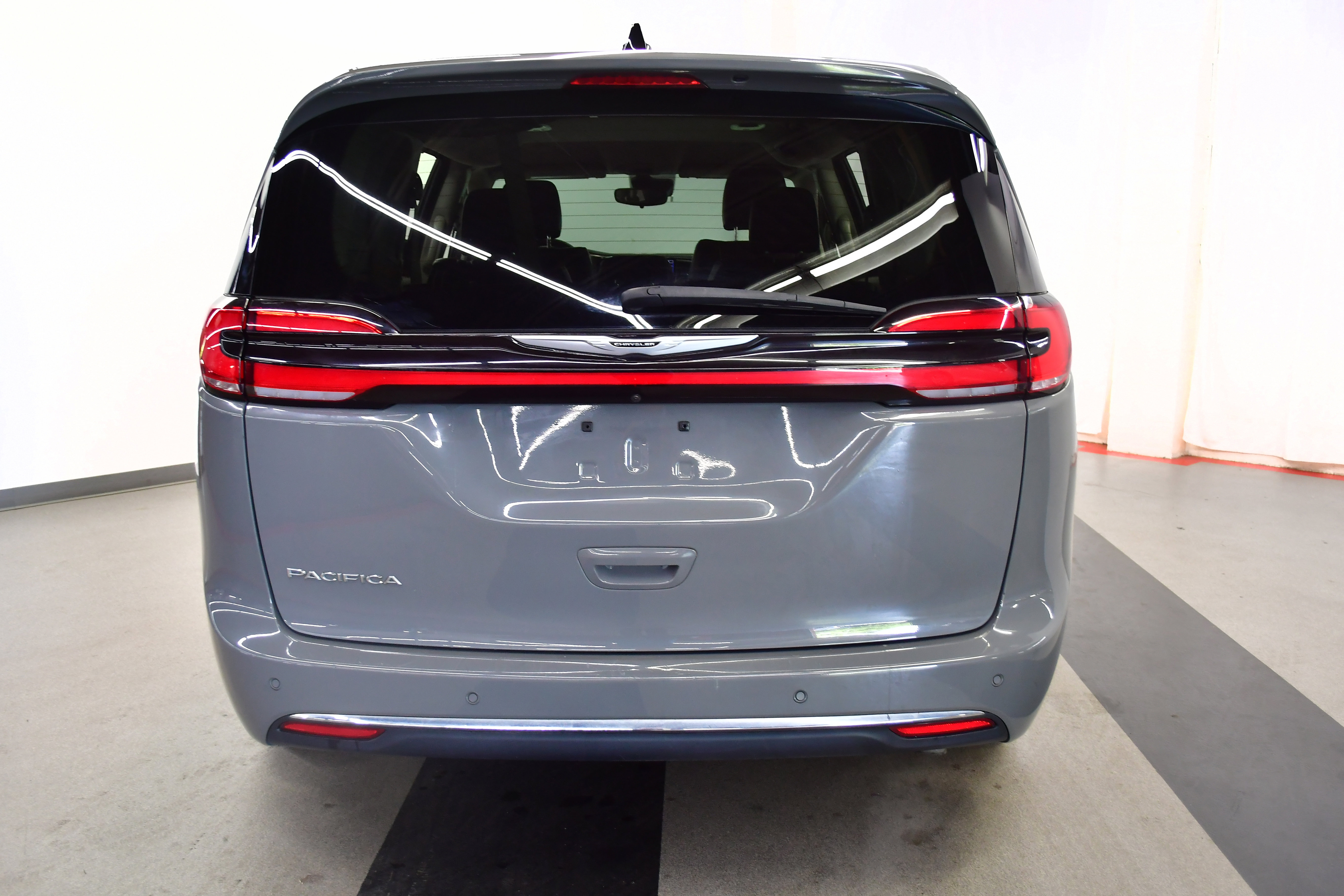Used 2023 Chrysler Pacifica Touring-L FWD image 6