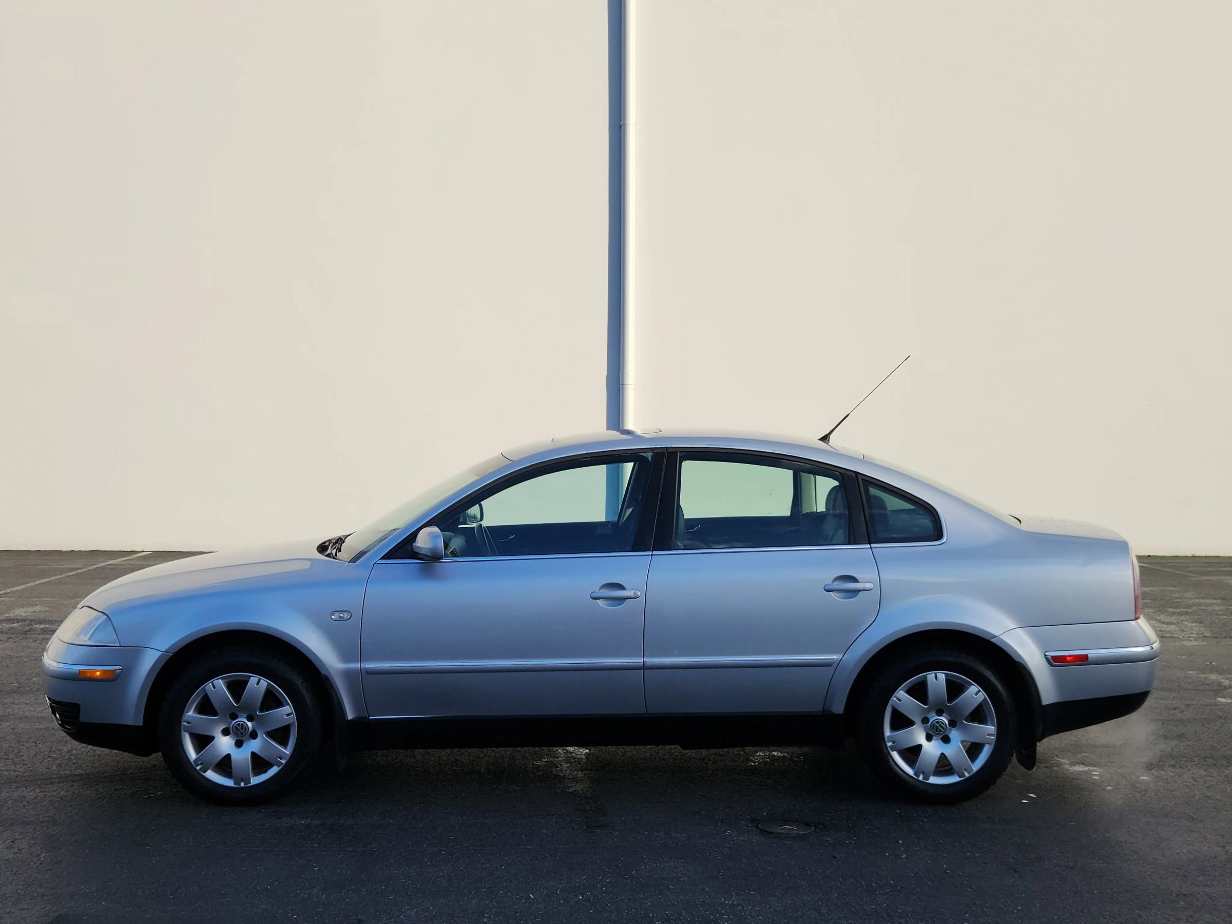 Used 2003 Volkswagen Passat GLX FWD image 2