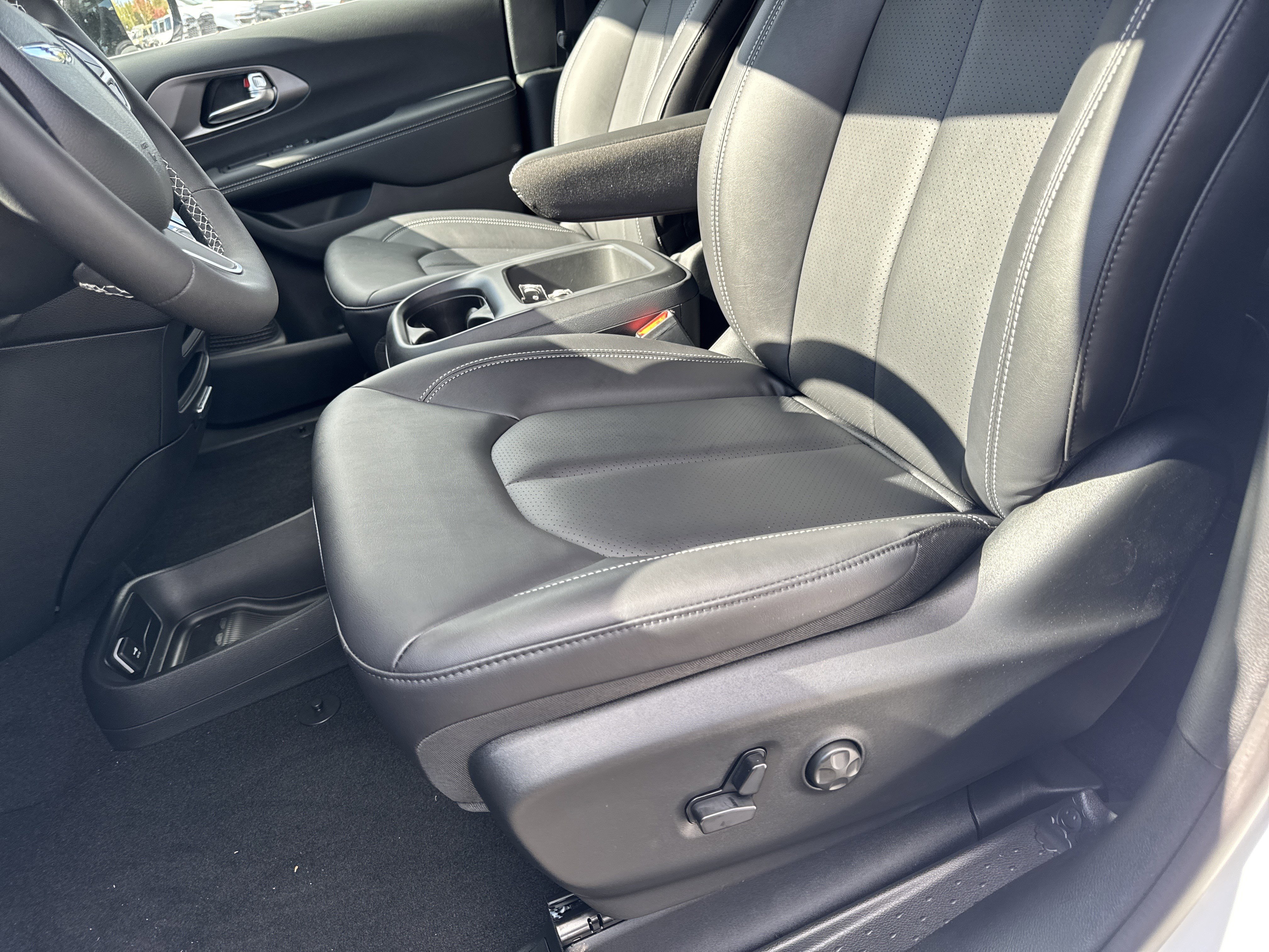 New 2026 Chrysler Voyager LX image 9