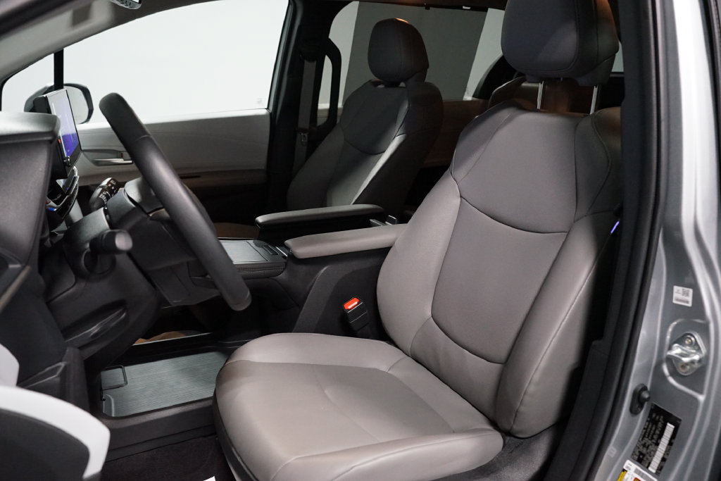 Certified 2025 Toyota Sienna XLE FWD image 27