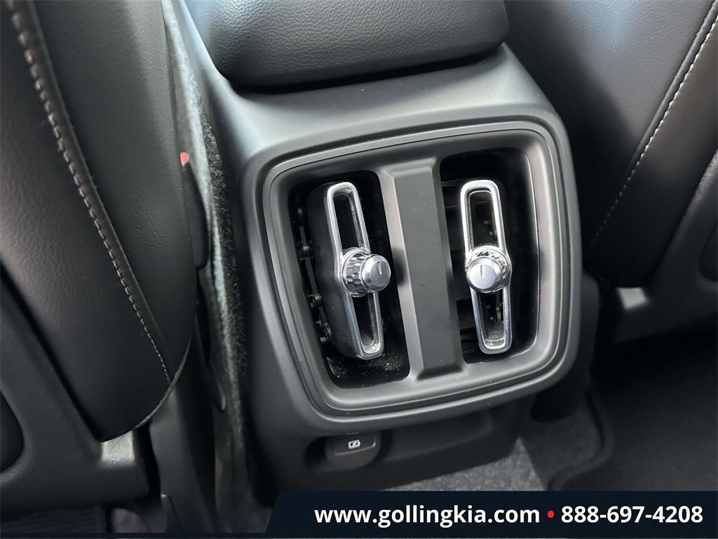 Used 2025 Volvo XC40 B5 Plus image 11