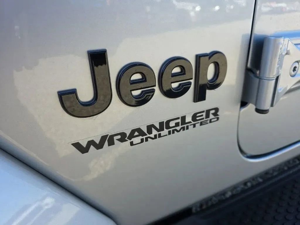 Used 2022 Jeep Wrangler Unlimited Sahara image 9