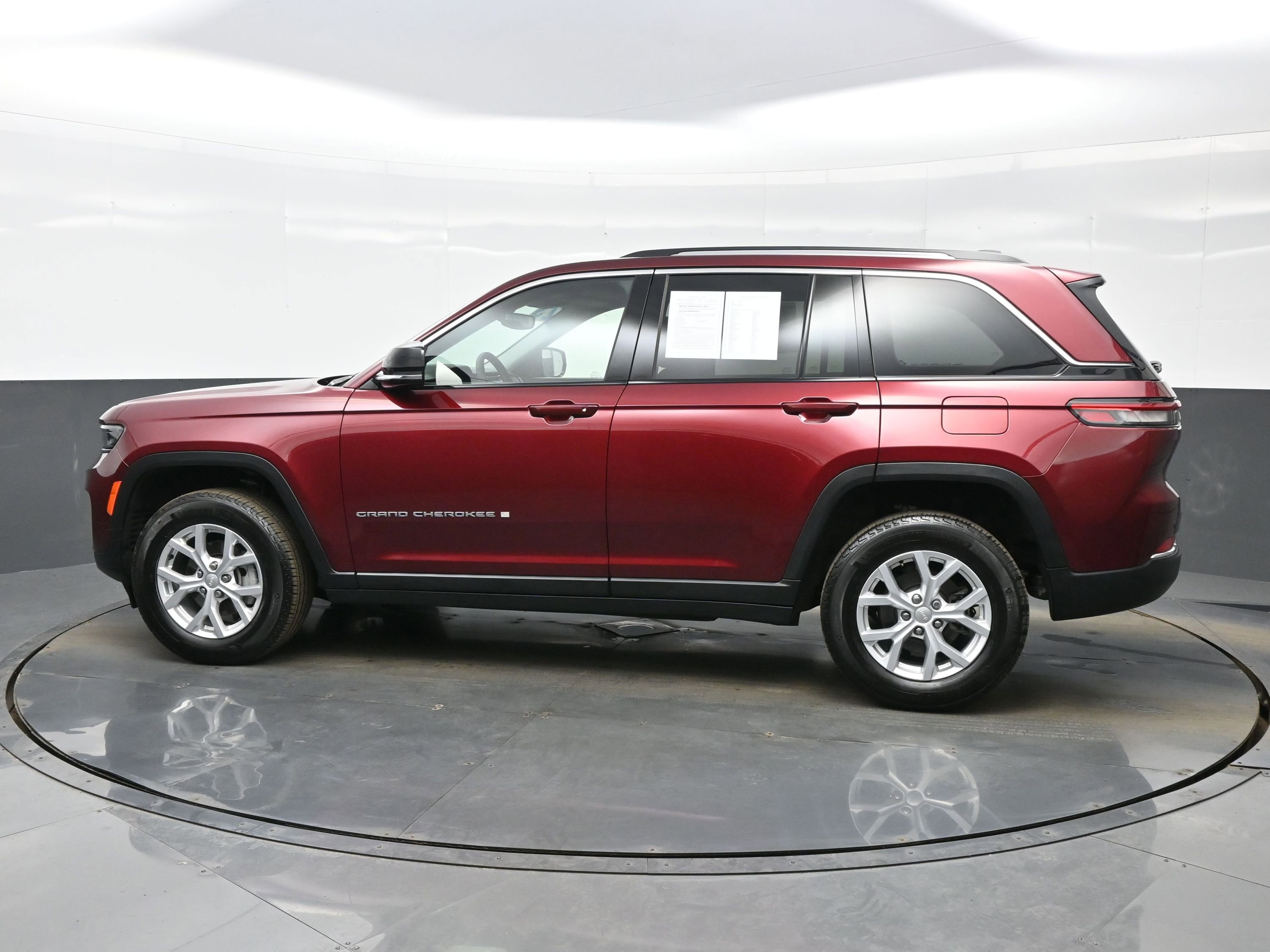 Used 2023 Jeep Grand Cherokee Limited image 3