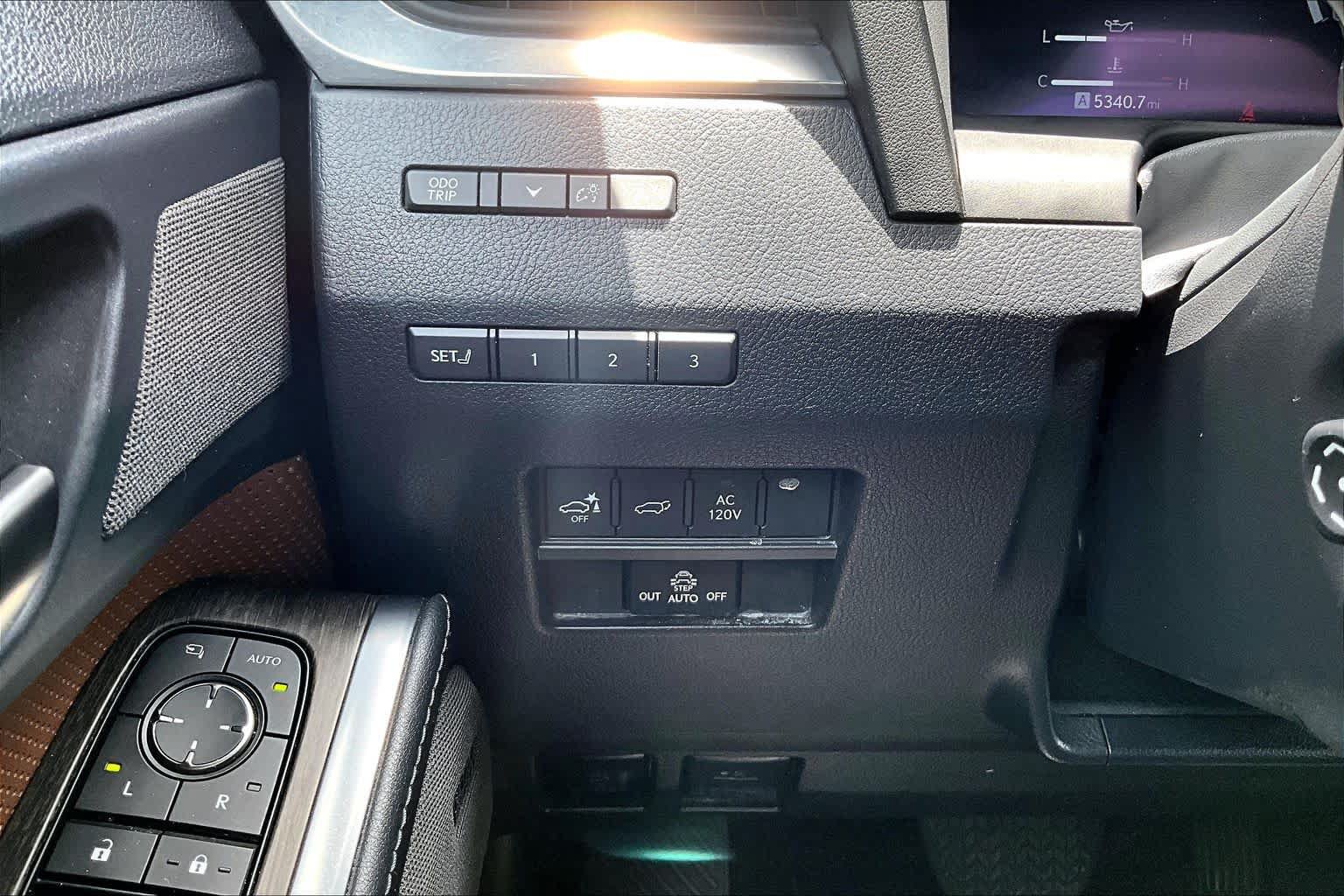 Used 2024 Lexus GX 550 w/ Accessory Package (Z1) AWD/4WD image 33