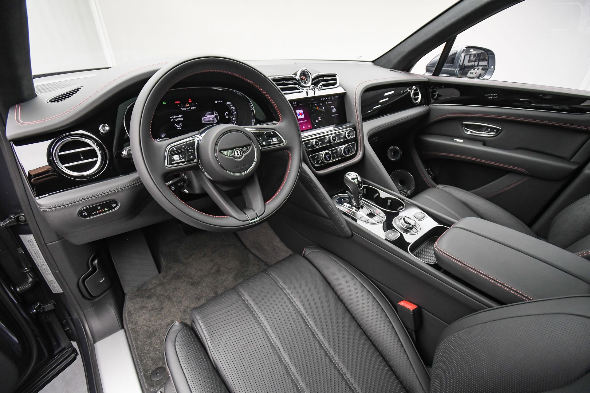 New 2025 Bentley Bentayga image 2