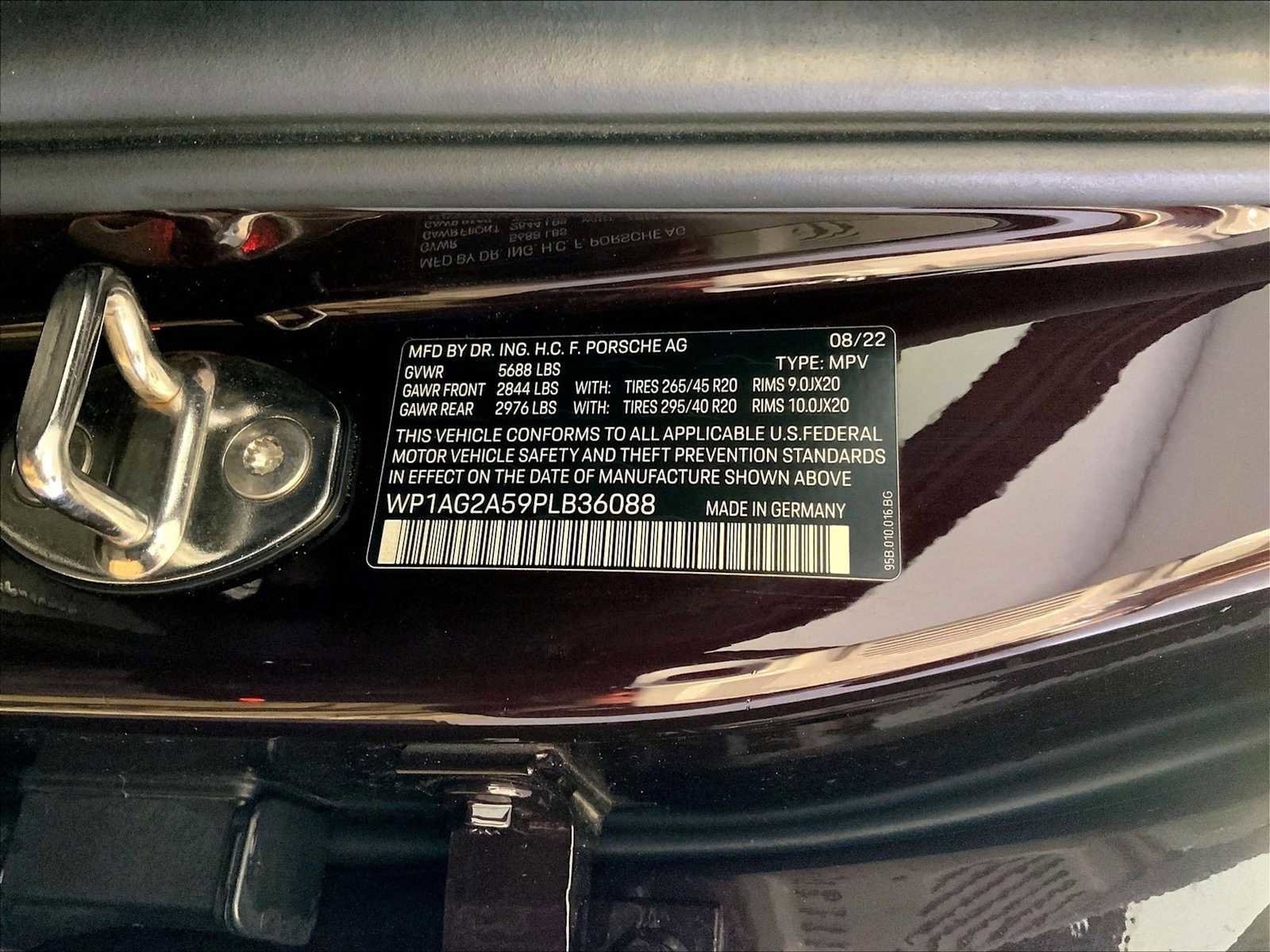 Certified 2023 Porsche Macan S AWD/4WD image 36