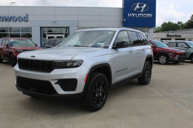 Used 2025 Jeep Grand Cherokee Altitude AWD/4WD image 1