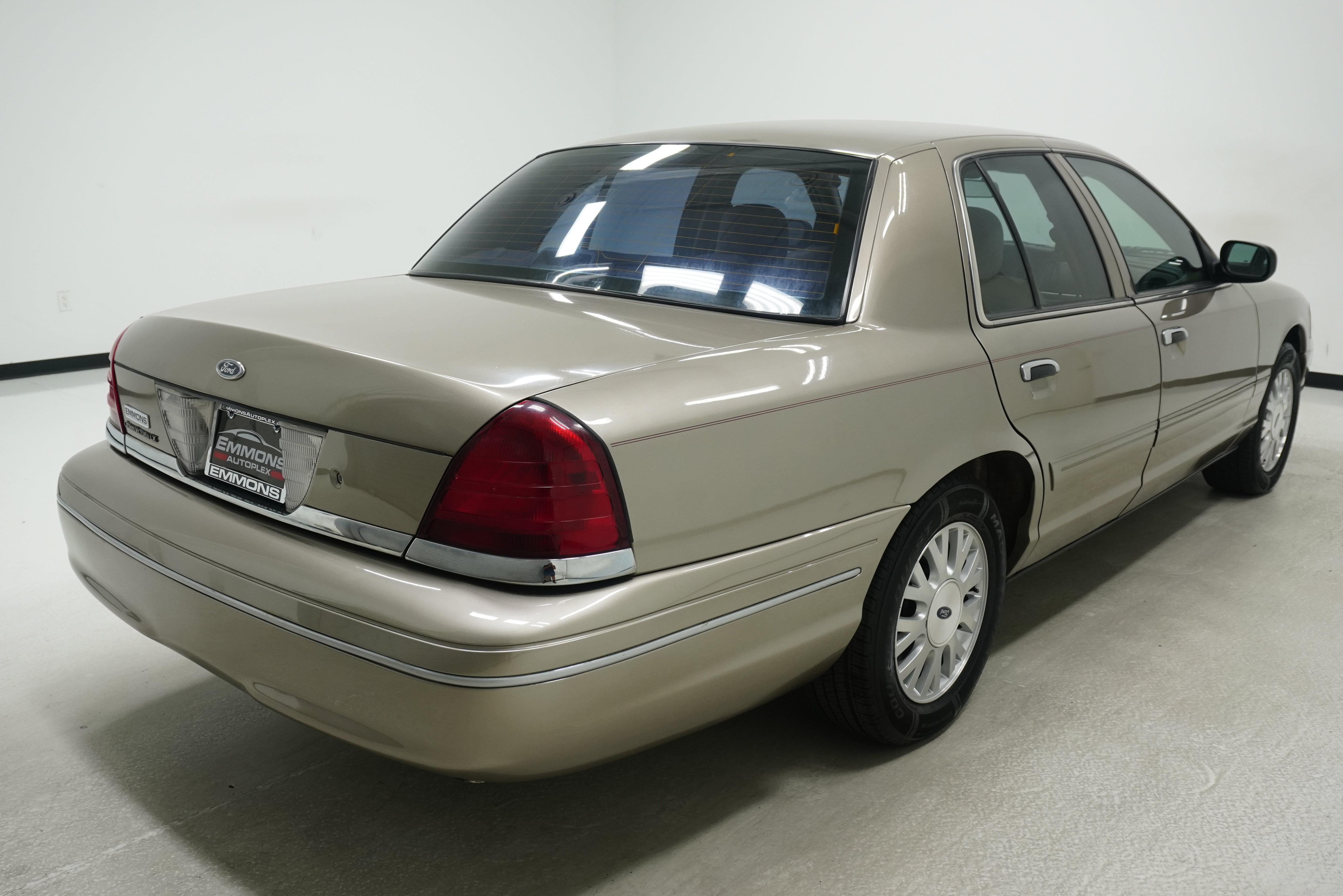 Used 2004 Ford Crown Victoria LX RWD image 2