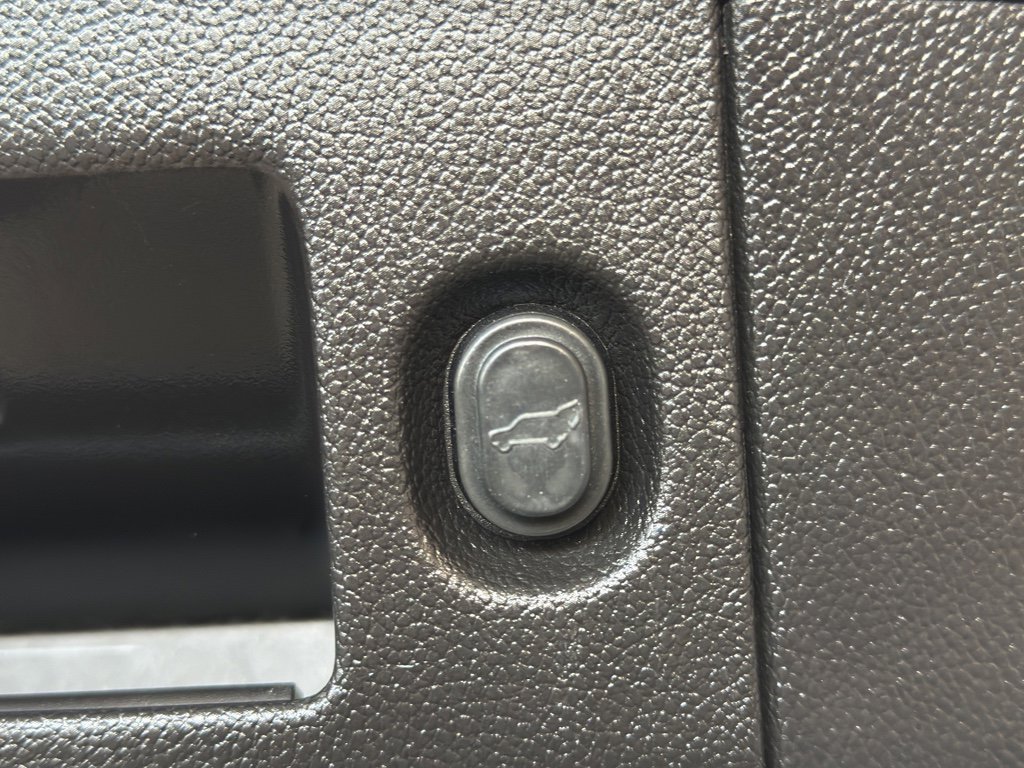 Used 2018 Chevrolet Suburban Premier AWD/4WD image 35