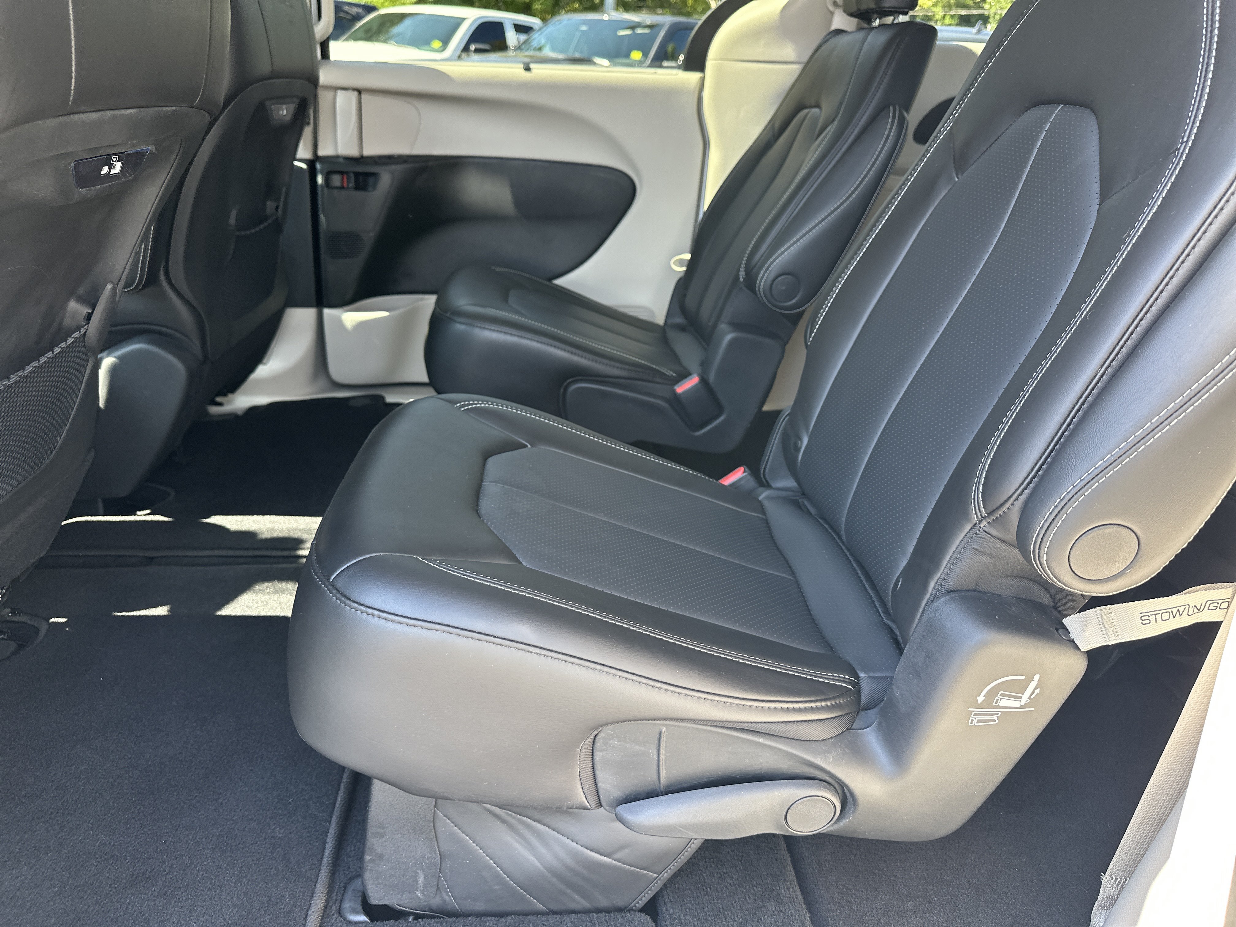 Used 2023 Chrysler Pacifica Touring-L AWD/4WD image 23