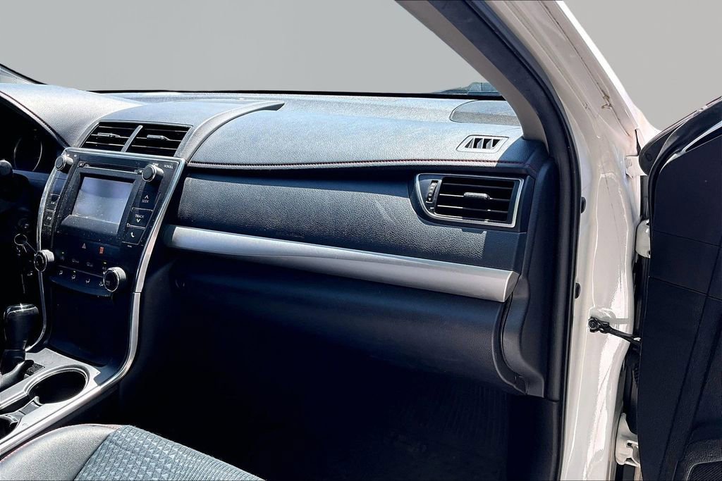 Used 2015 Toyota Camry SE FWD image 18