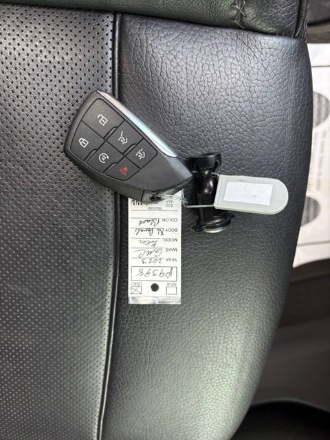 Used 2023 GMC Yukon XL Denali AWD/4WD image 6