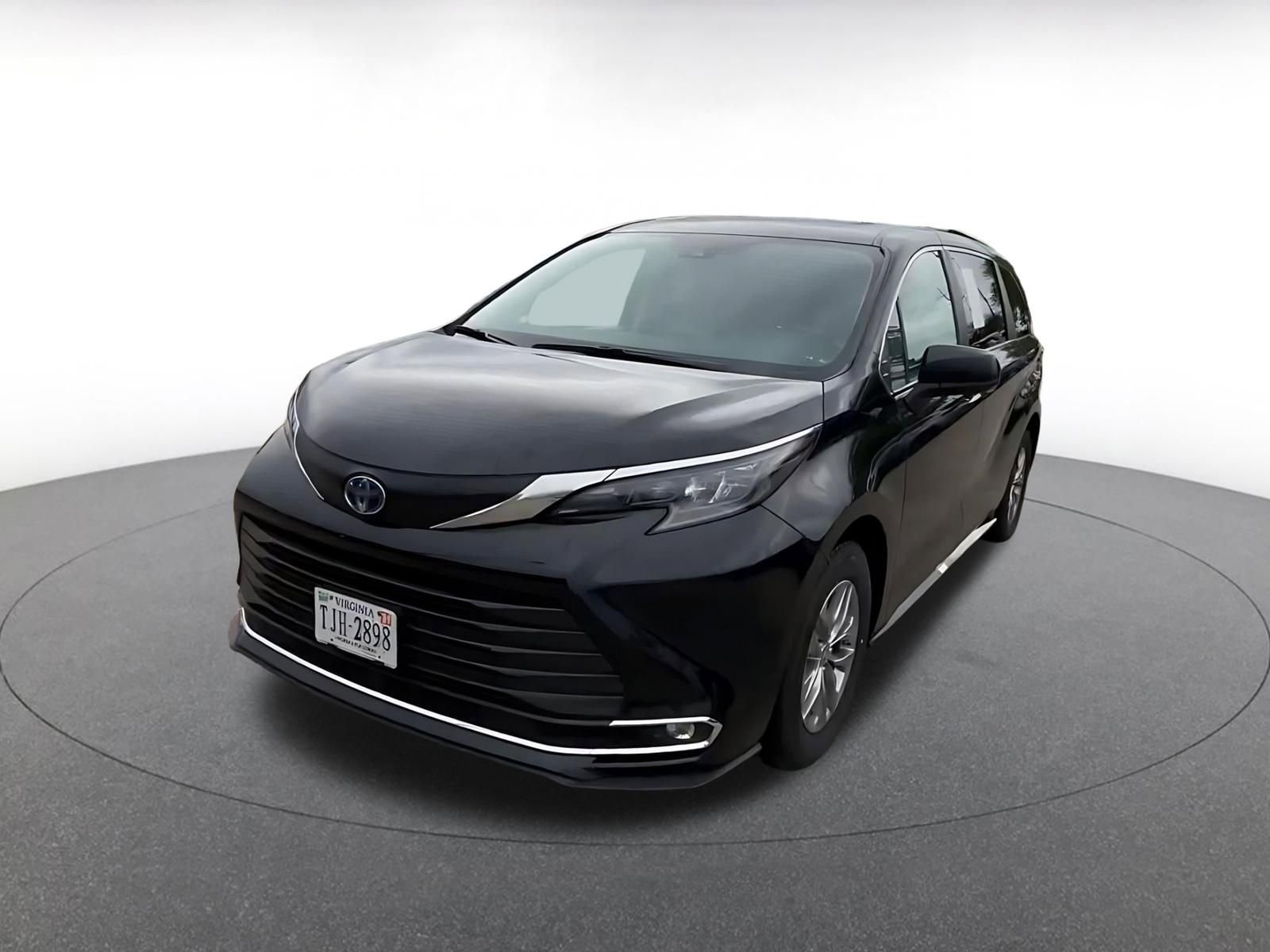 Used 2024 Toyota Sienna XLE FWD image 7