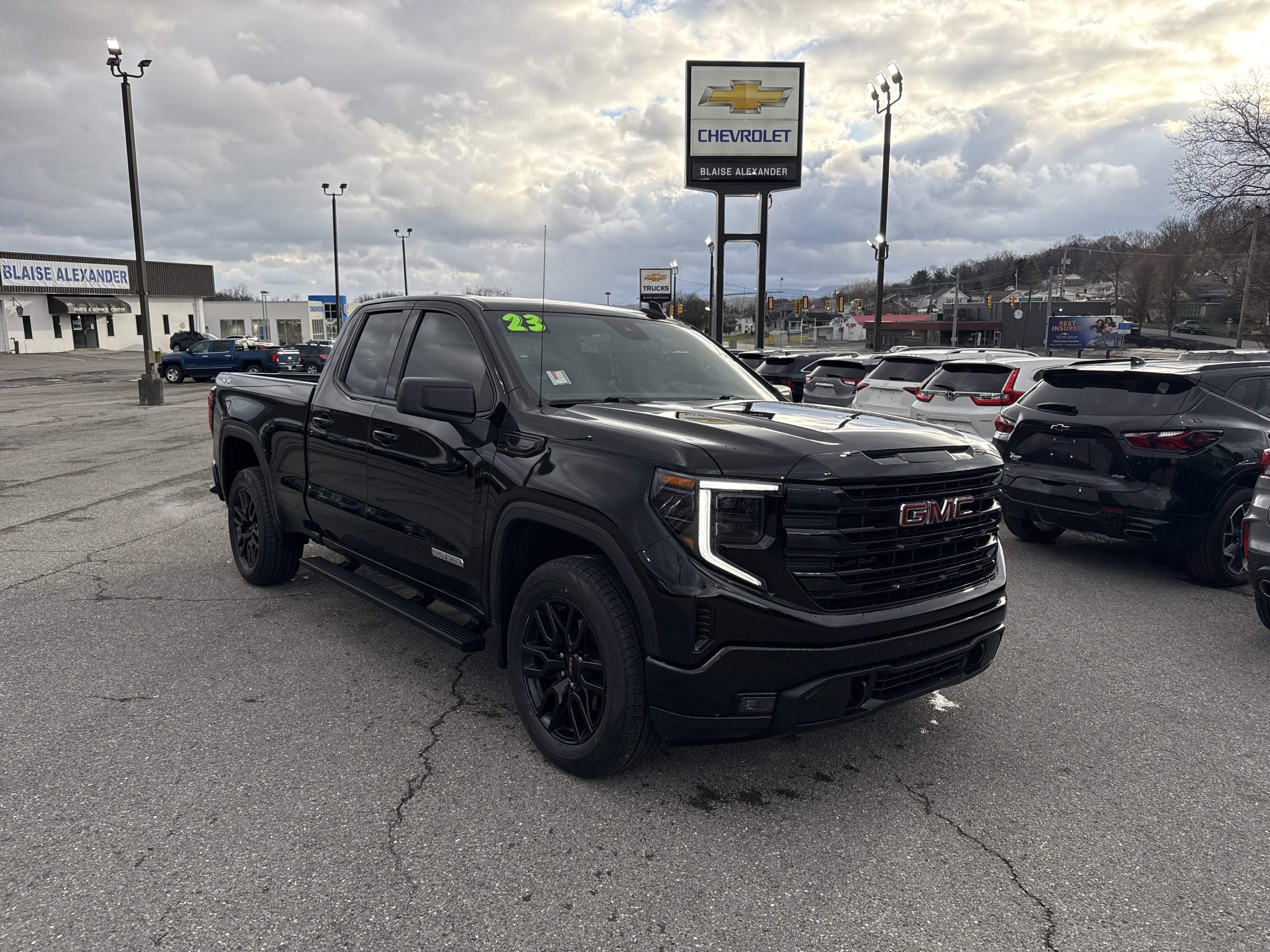Used 2023 GMC Sierra 1500 Elevation image 1