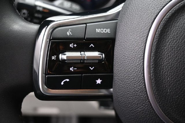 Used 2024 Kia Carnival EX FWD image 3