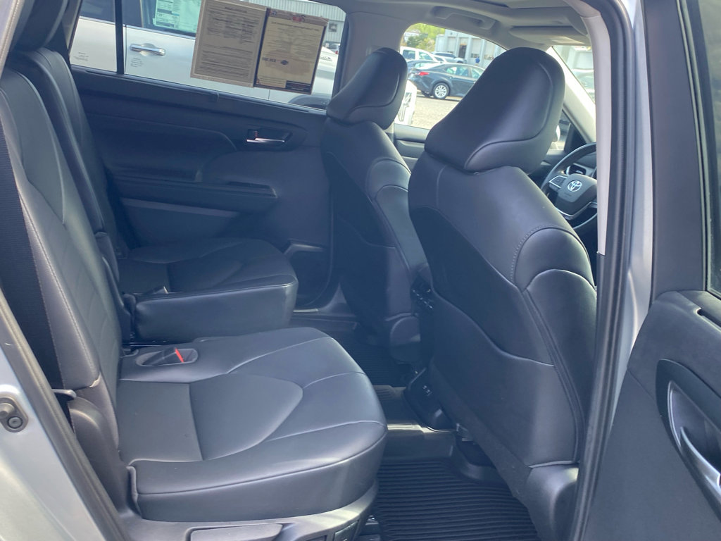 Used 2021 Toyota Highlander XLE image 16