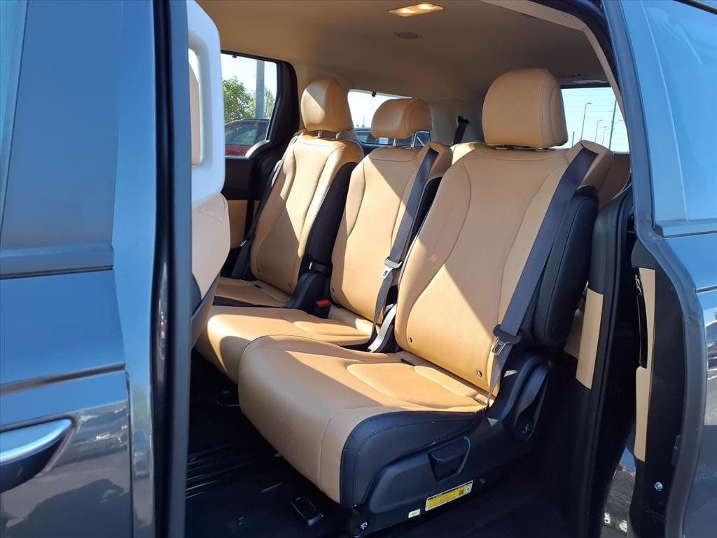 Used 2024 Kia Carnival EX image 21