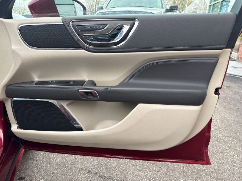 Used 2018 Lincoln Continental Select image 15