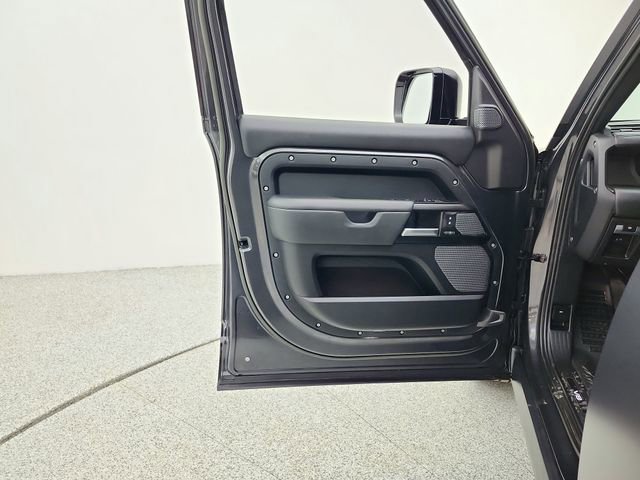 Used 2023 Land Rover Defender 110 image 29