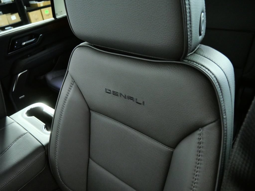 Used 2025 GMC Yukon Denali w/ Sun & Power Step Package AWD/4WD image 19