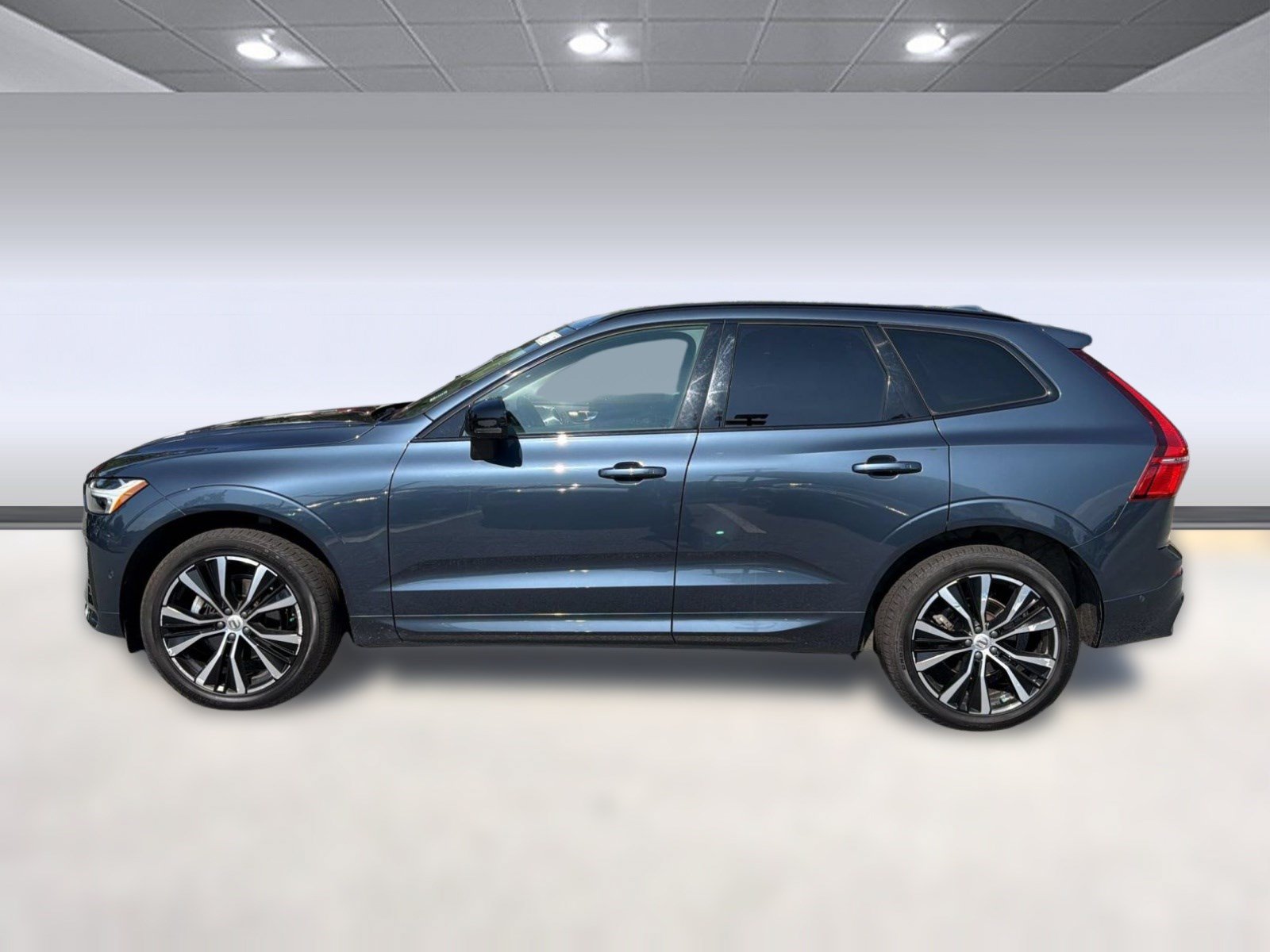 Certified 2024 Volvo XC60 B5 Plus w/ Climate Package AWD/4WD image 2
