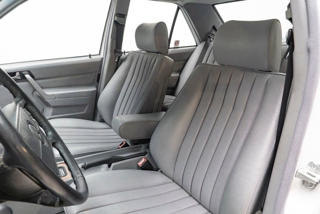 Used 1991 Mercedes-Benz 190 E 2.6 image 3