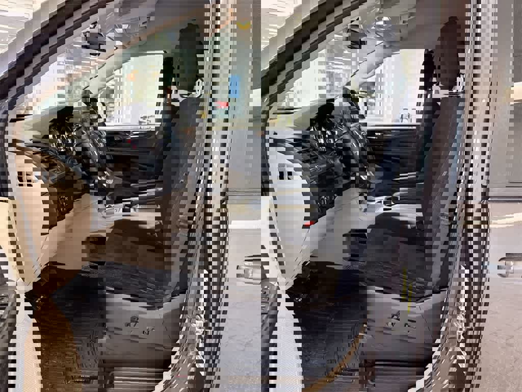 Used 2015 Dodge Grand Caravan SXT w/ UConnect Hands-Free Group image 17