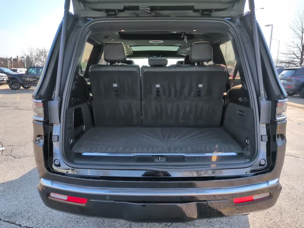 Used 2023 Jeep Grand Wagoneer Series III image 10