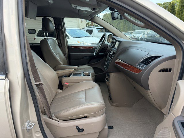 Used 2012 Chrysler Town & Country Touring-L w/ Entertainment Group #2 FWD image 19